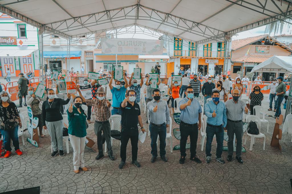 Aparecen varias familias del Valle del Cauca en evento de la ANT, recibiendo títulos de propiedad en compañía de la Directora de la ANT, Myriam Martínez, y otros funcionarios.