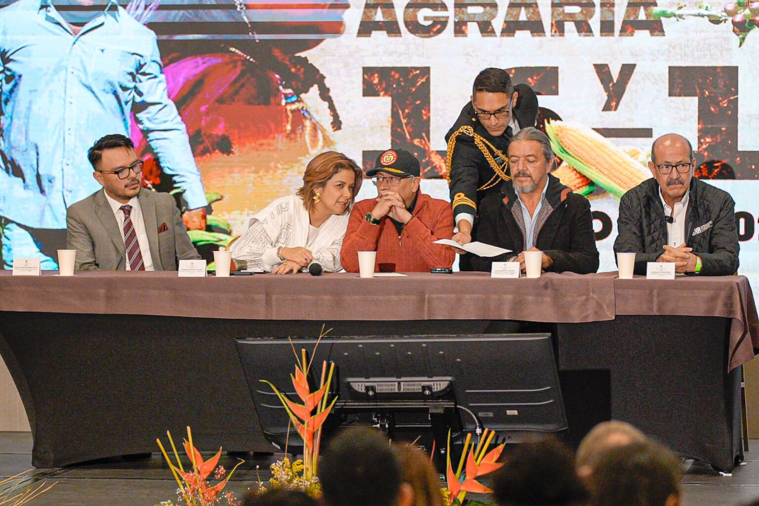 Imagen de apoyo al boletin de prensa llamado: Congreso Sistema Reforma Agraria. En la imagen se encuentran reunidos el señor Presindente de la Republica, con la ministra de agricultura, el director general de la ANT y otros funcionarios