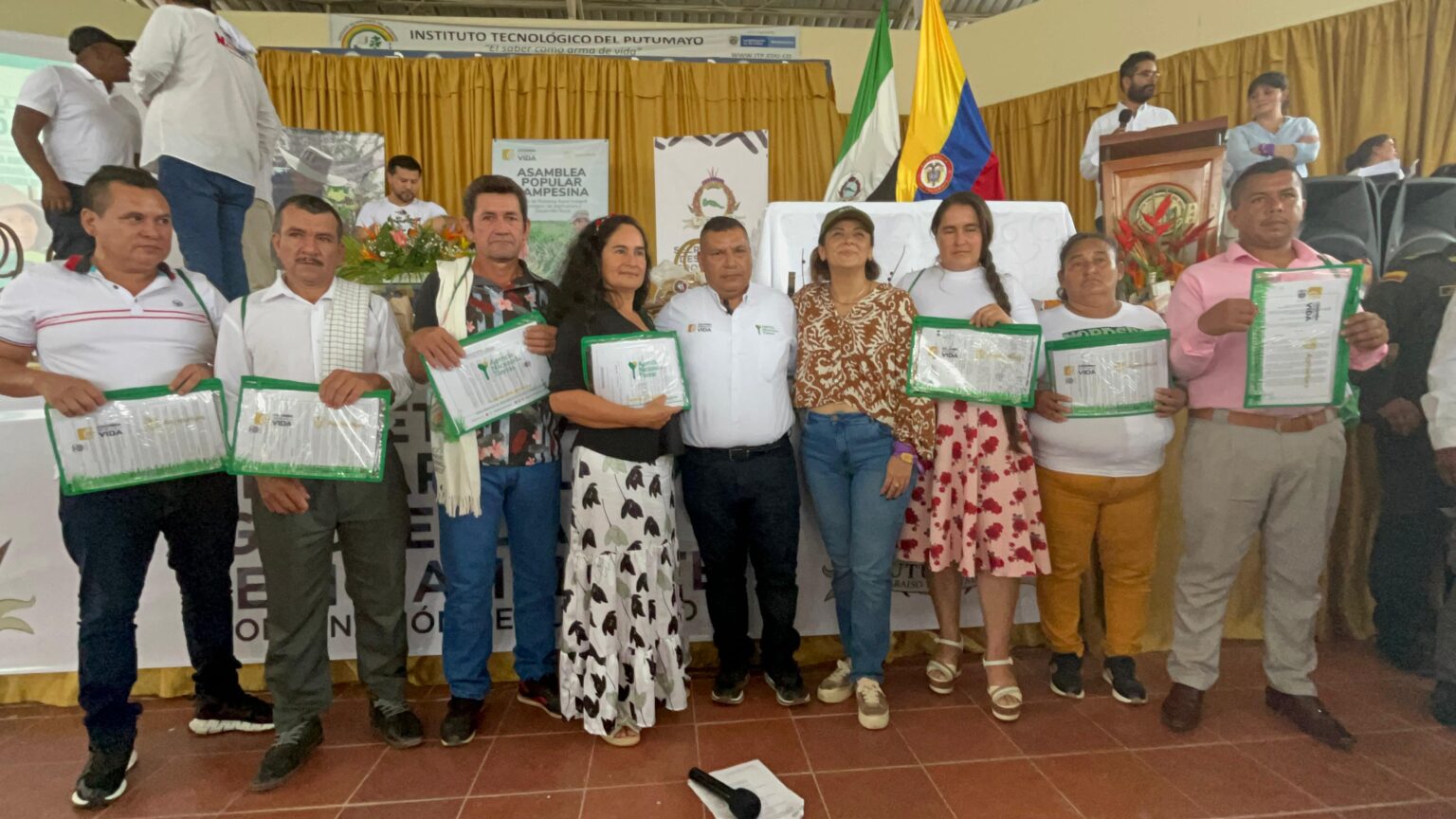 Entrega de títulos en Putumayo.
