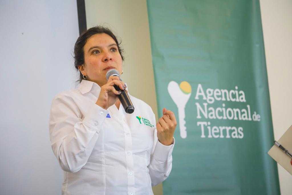 Fotografía de la Directora de la ANT Myriam Cardenas, en la cual se ve hablando por microfono sobre la alerta sobre presuntos actos de corrupción y suplantación de funcionarios.