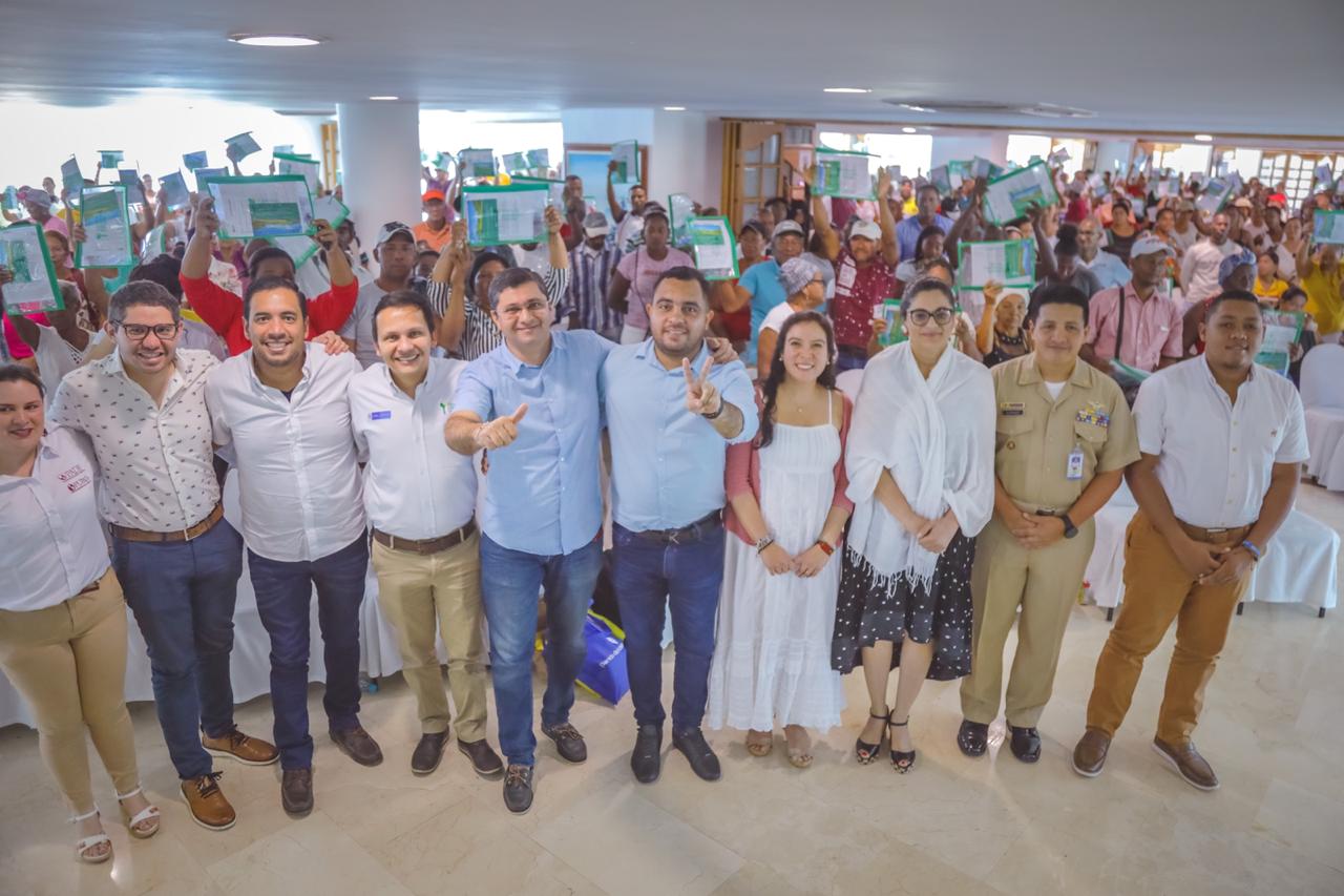 Aparecen varias familias de Bolívar en evento de ANT, recibiendo títulos de propiedad en compañía de la Directora de la ANT, Myriam Martínez, y otros funcionarios.