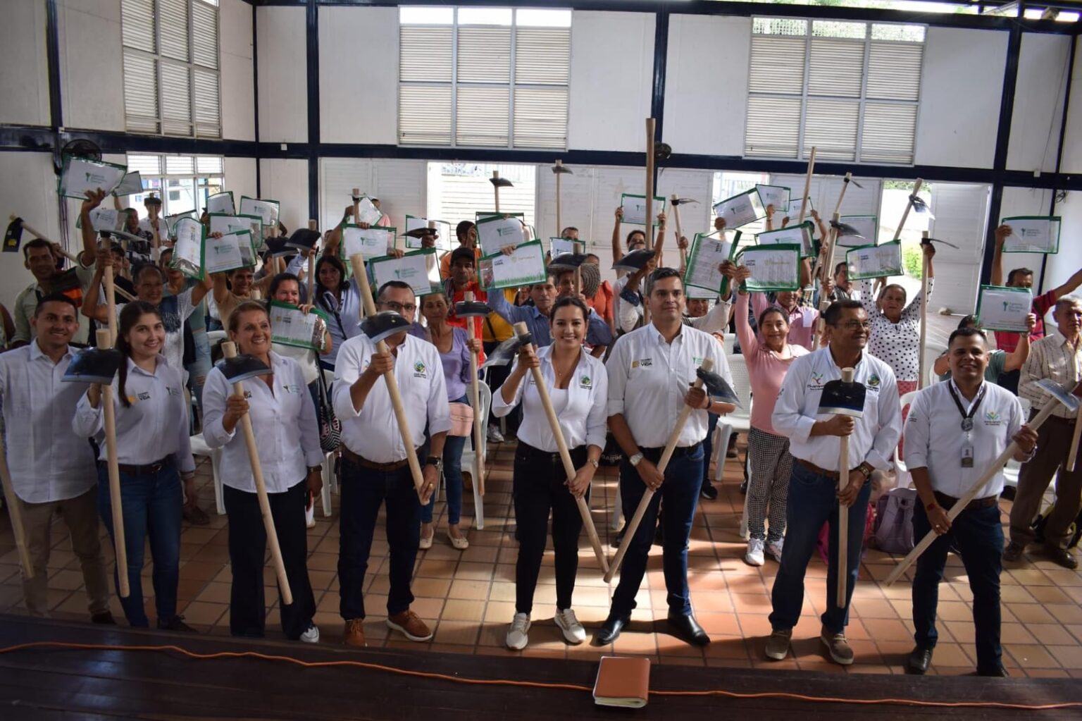 Familias campesinas de Chaparral reciben el título de sus tierras