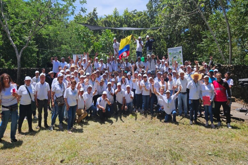 Familias desplazadas del tolima en entrega de títulos en Tolima