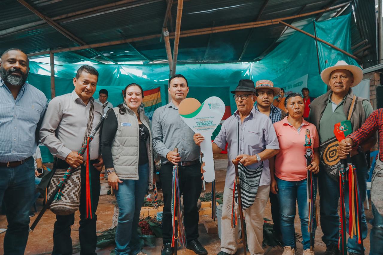 Directora de la ANT en compañía de 7 representantes del resguardo indígena Puertas del Macizo del Pueblo Yanacona, formalizando la constitución del resguardo indígena Puertas del Macizo del Pueblo Yanacona en la Sierra, Cauca.
