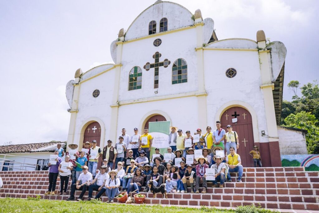 FOTO ENTREGA TÍTULOS EL ARO-ITUANGO-ANT JUNIO 2024