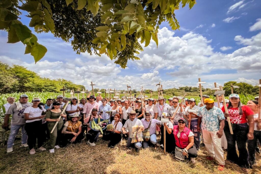 Grupo de campesinos en entrega de predio en Cordoba