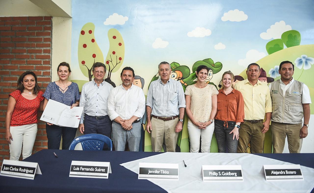 Aparecen cinco hombres y cuatro mujeres en la firma de memorando de entendimiento en Cáceres – Antioquia.