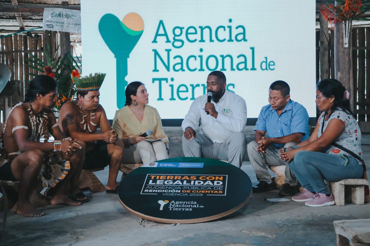 En compañía de la Directora de la ANT están sentadas 5 personas indígenas pertenecientes al resguardo indígena Tikuna, Uitoto, en Leticia, en mesa de dialogo Rendición de Cuentas.