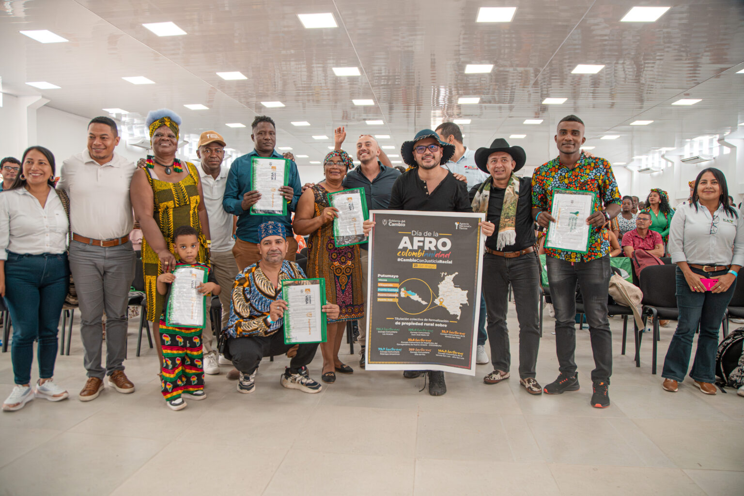 En la imagen esta el director general de la ANT, acompañado de un gran numero de personas , con un cartel que conmemora el día de la afrocolombianidad