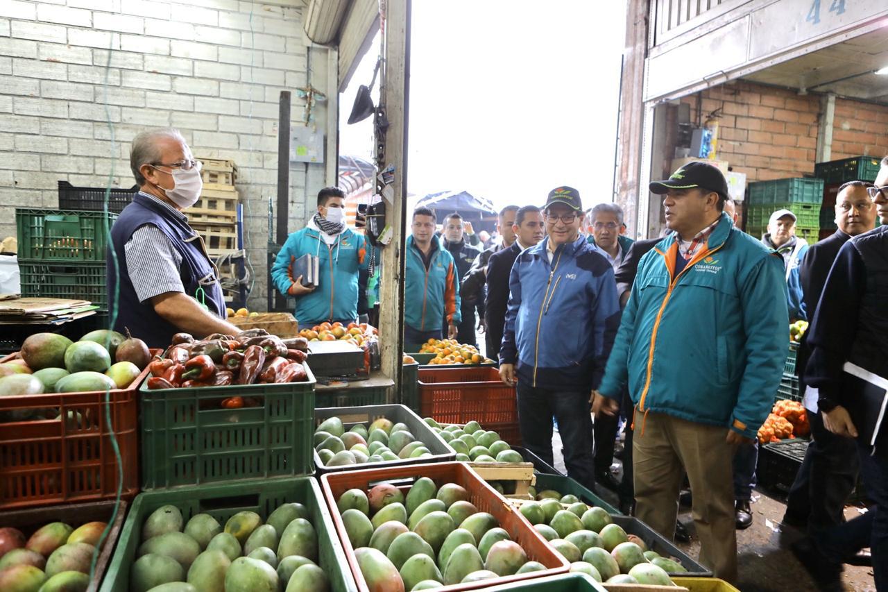 Aparece el Ministro de Agricultura en compañía de varios comerciantes en la Central de Abastos, verificando la disminución de precios de los alimentos.