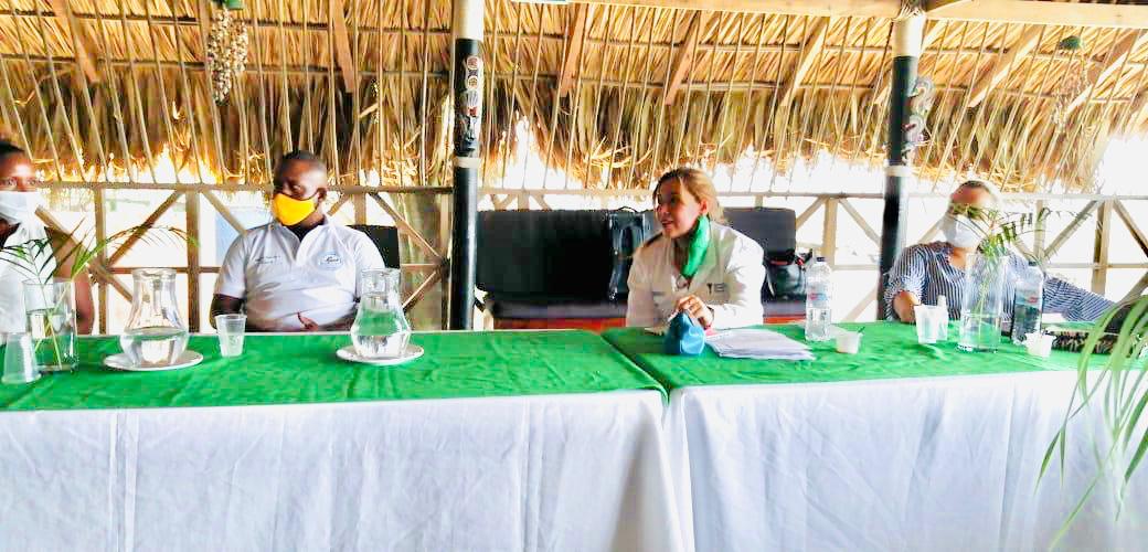 Conversación en mesa técnica entre la ANT y comunidades de La Boquilla. Aparecen dos funcionarios de la ANT en compañía de un hombre y una mujer afrodescendientes.