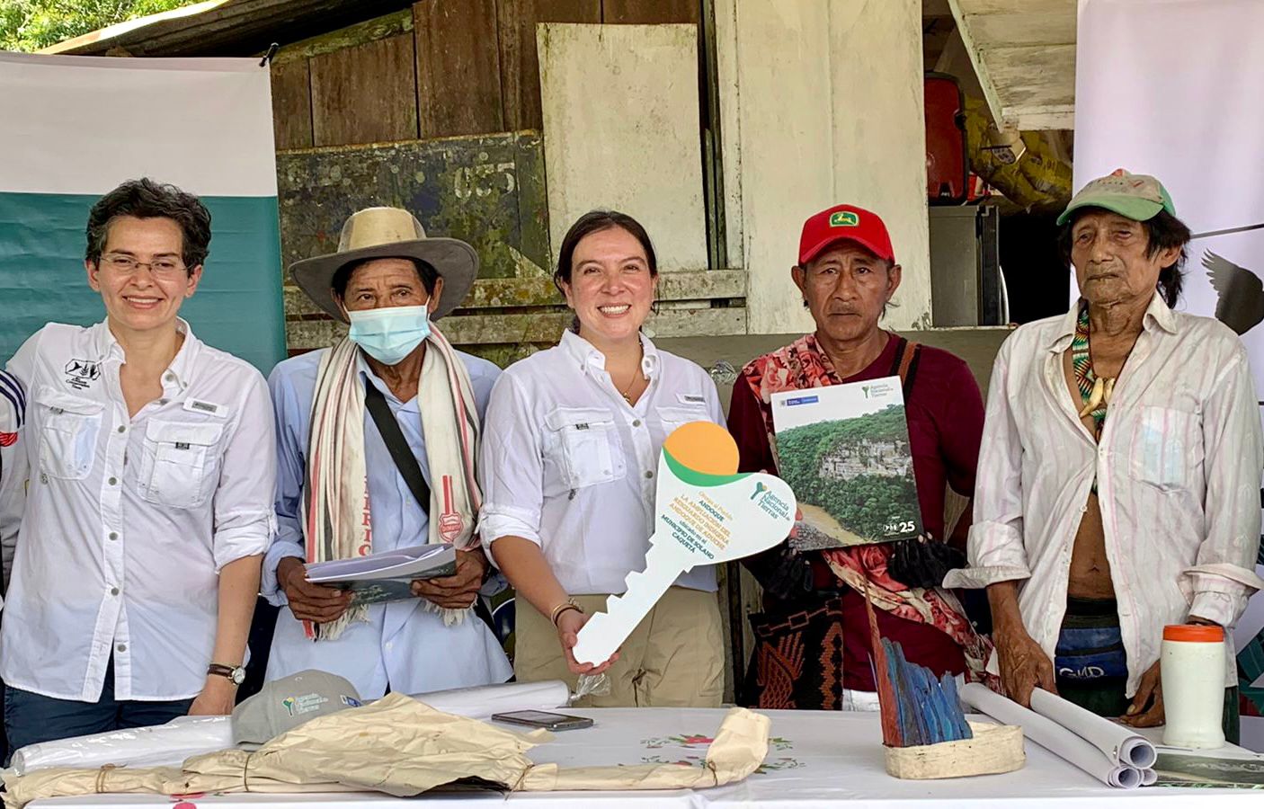 Ex directora de la ANT junto a indigenas del Resguardo Indígena Andoke de Aduche, en Araracuara