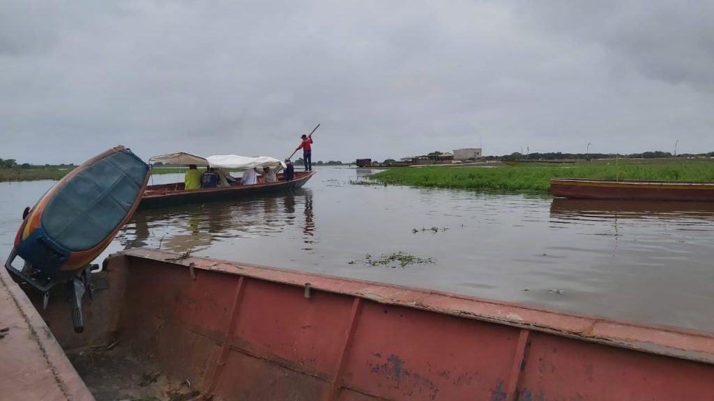 Navegante y algunas lanchas en la ciénaga.