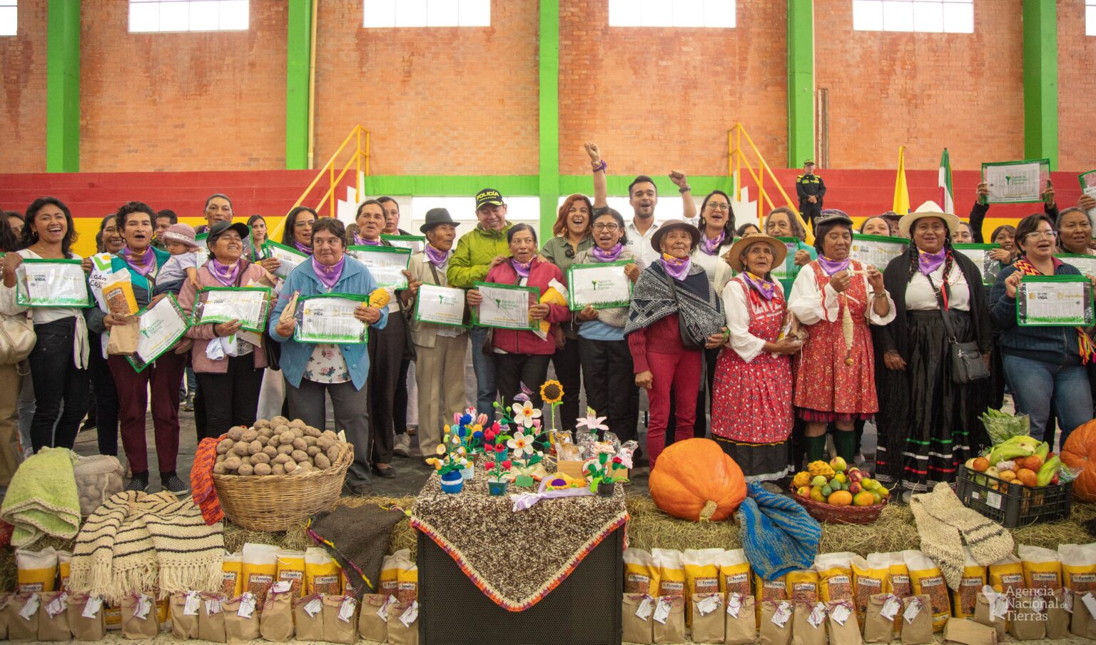 Campesinos recibiendo los títulos de sus tierras.