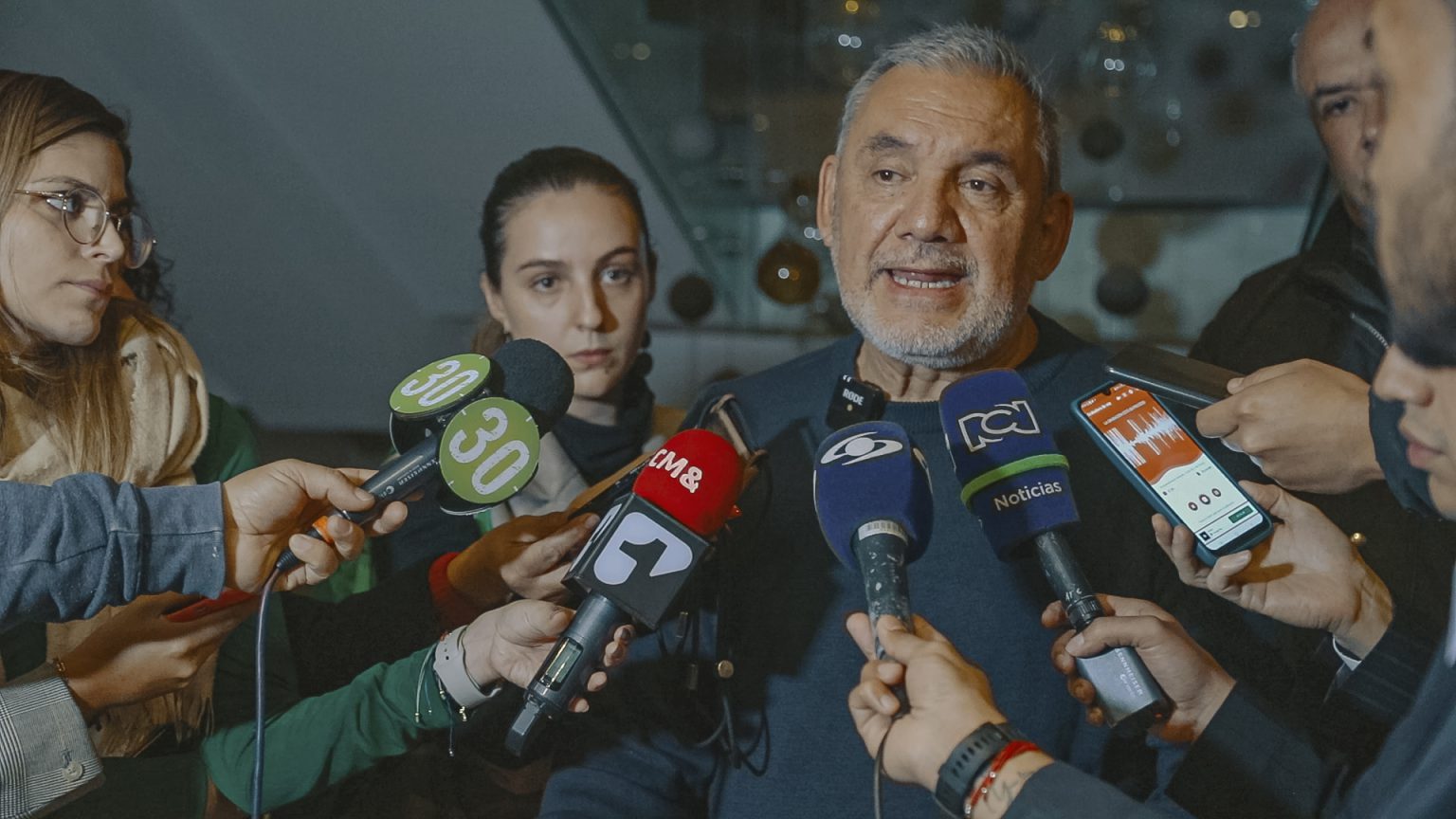 Gerardo Vega siendo entrevistado por medios de comunicación.