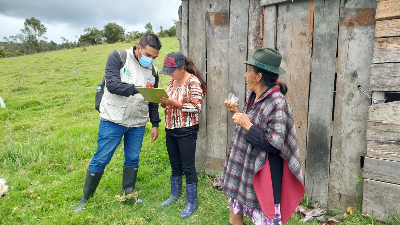 Agente de la ANT con campesinas de Boyacá