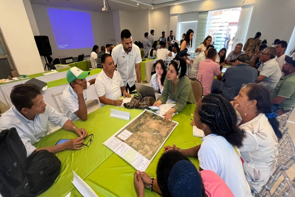 Campesinos-de-barranquilla-y-funcionarios-de-ant-socializando-modelos-de-parcelacion-de-predios