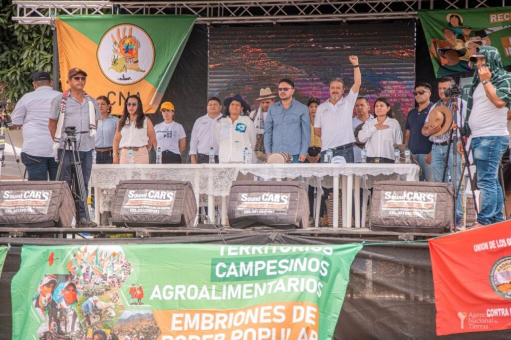 Fotografía de algunos asistentes a la Gran Asamblea Campesina, entre ellos Felipe Harman.