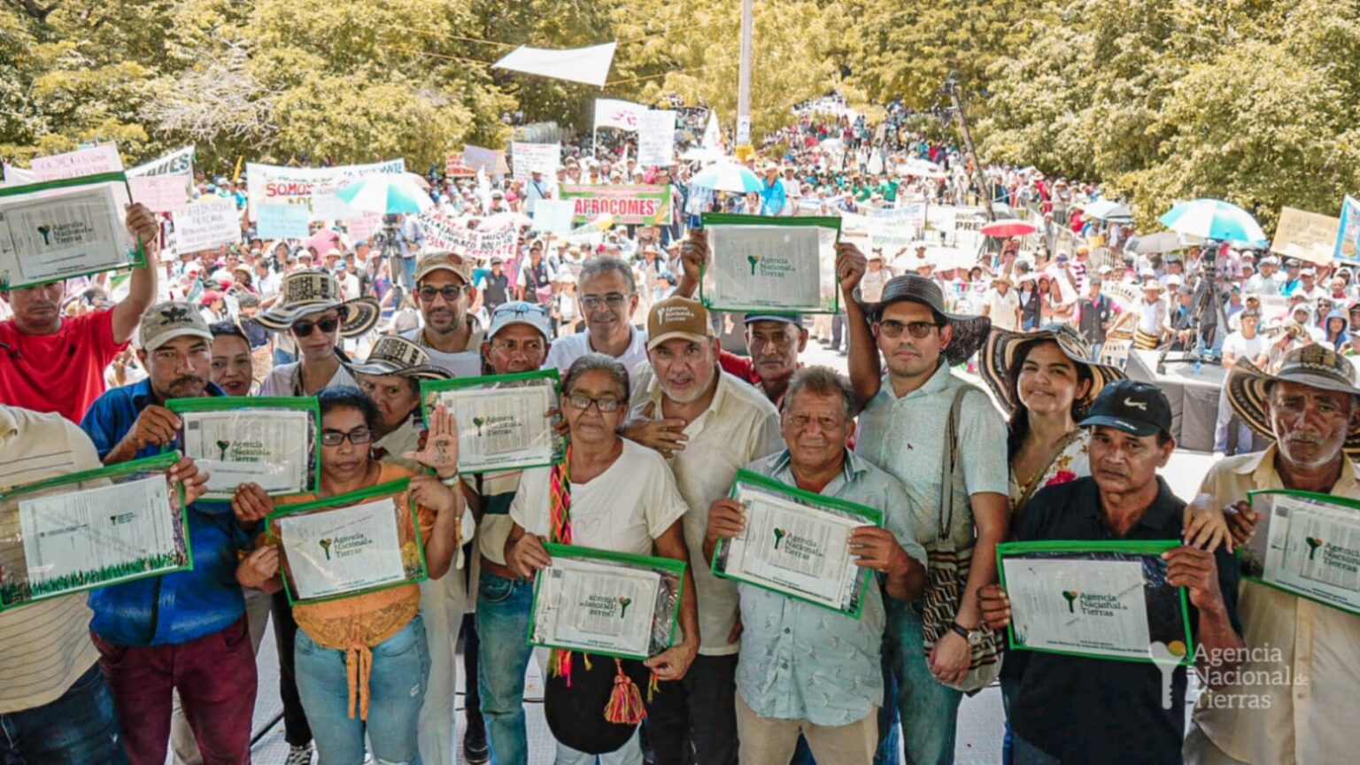Campesinos recibiendo los títulos de sus tierras.