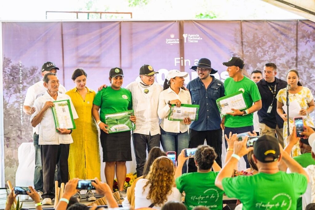 Personas beneficiadas con la entrega de títulos y el Presidente Gustavo Petro.