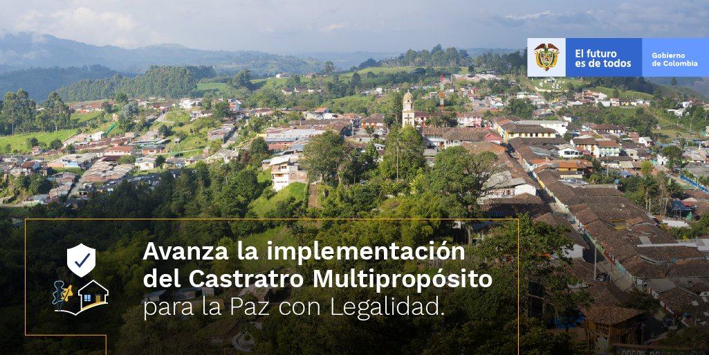 Fotografía panorámica del pueblo (sin identificar). la cual funciona como anuncio  para comunicar: AVANZA LA IMPLEMENTACIÓN DEL CATASTRO MULTIPROPÓSITO PARA LA PAZ CON LEGALIDAD. En la parte superior derecha está el logo del Gobierno: EL FUTURO ES DE TODOS / GOBIERNO DE COLOMBIA 