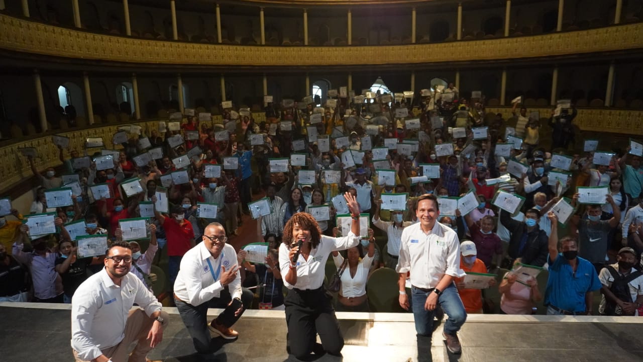 Funcionarios de la ant en auditorio junto a campesinos de Popayán 