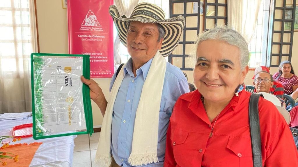 Pareja de campesinos recibiendo su título.