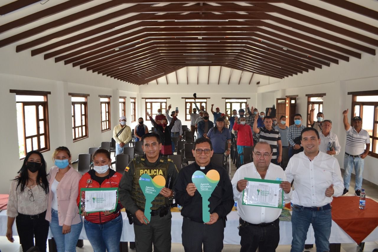 Personas reunidas en la entrega de titulos en Sáchica Boyacá