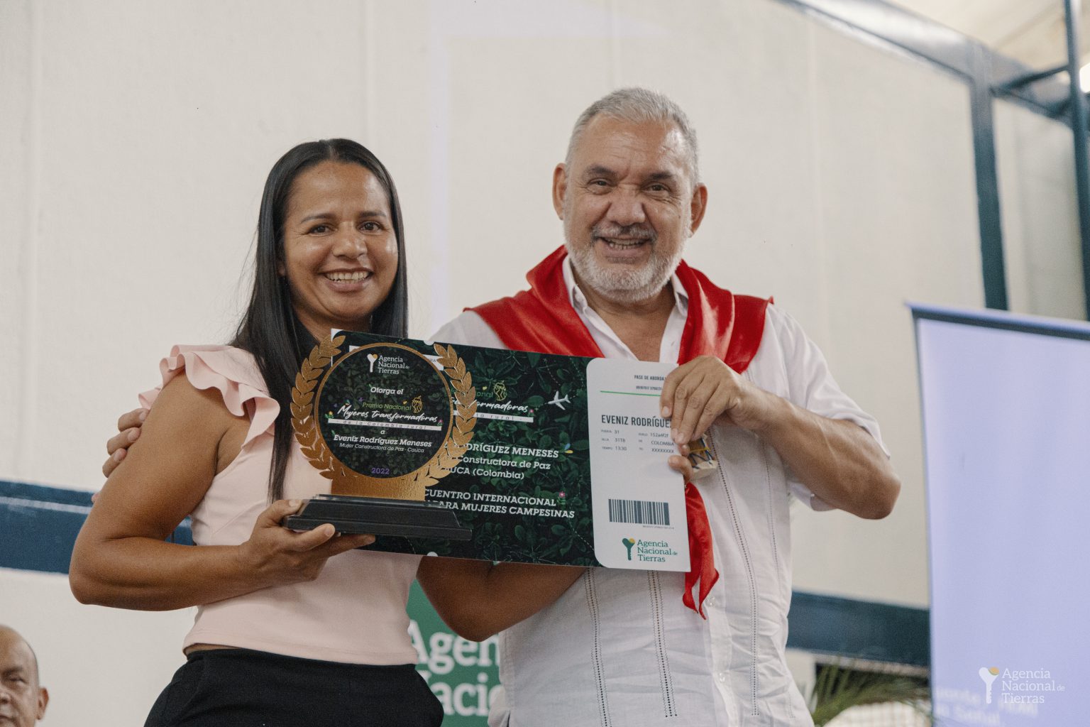 Gerardo Vega entregando premio a Eveniz Rodríguez Meneses
