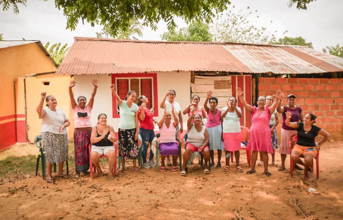 Grupo de 12 mujeres beneficiadas con la entrega de tierras.