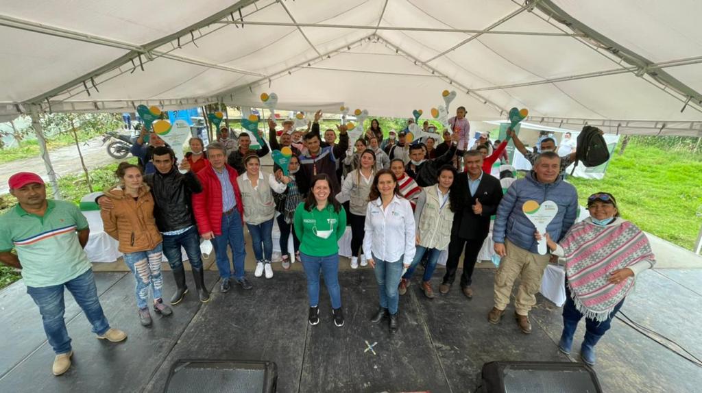 Grupo de campesinos de Pasca beneficiados con entrega de subsidios por la ANT