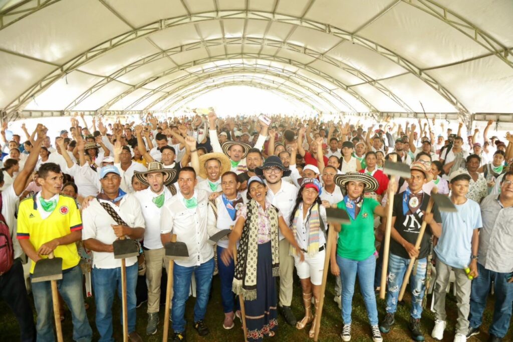 Familias campesinas asistentes a la entrega de tierras en Pailitas, Cesar.