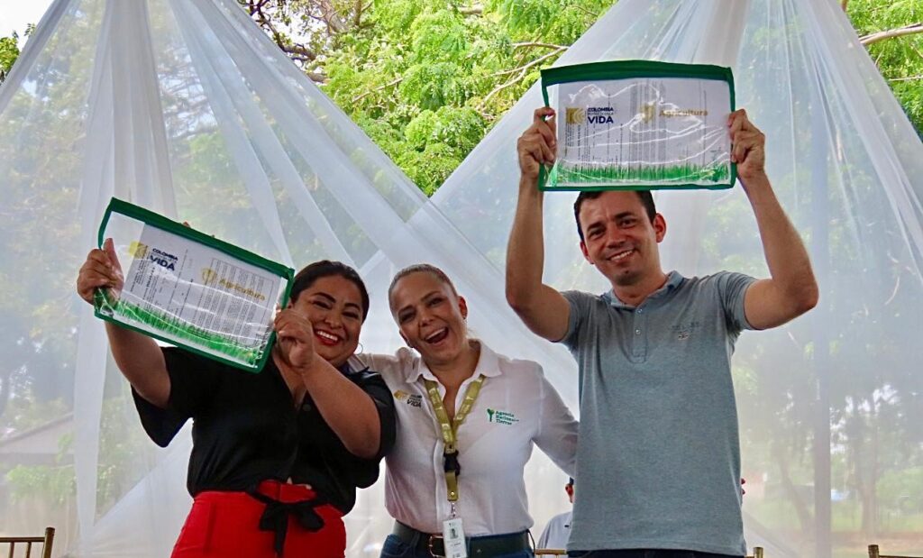 Foto de entrega de títulos a dos personas.