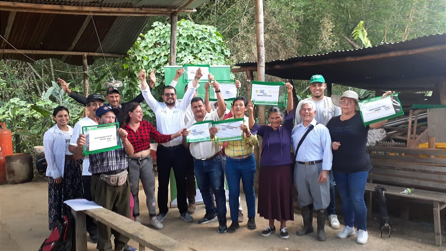 Víctimas del conflicto recibiendo tierras en Cundinamarca