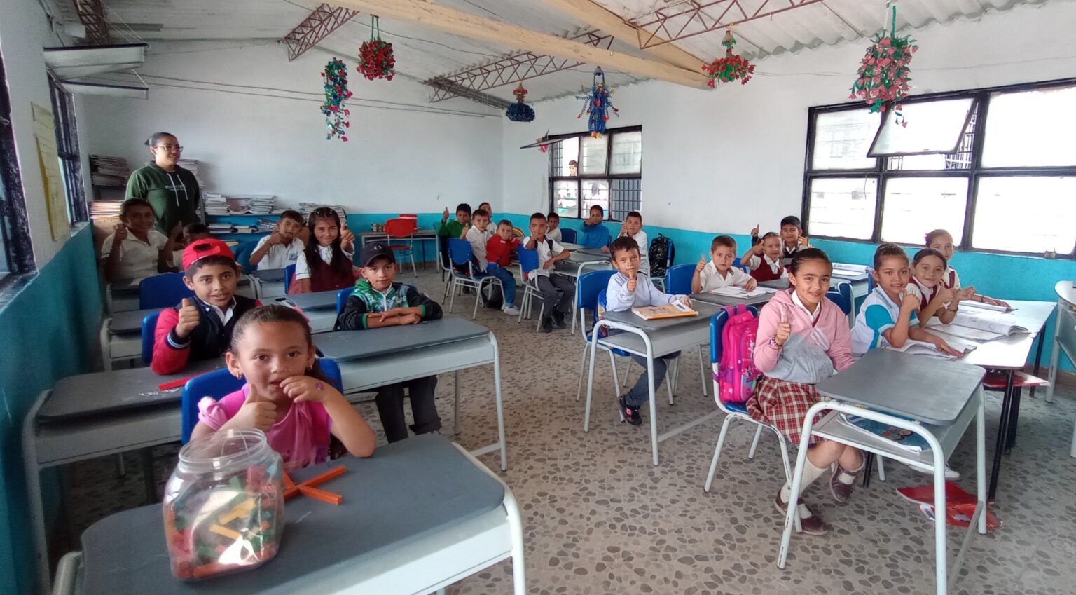 Niños en un salón de clases.