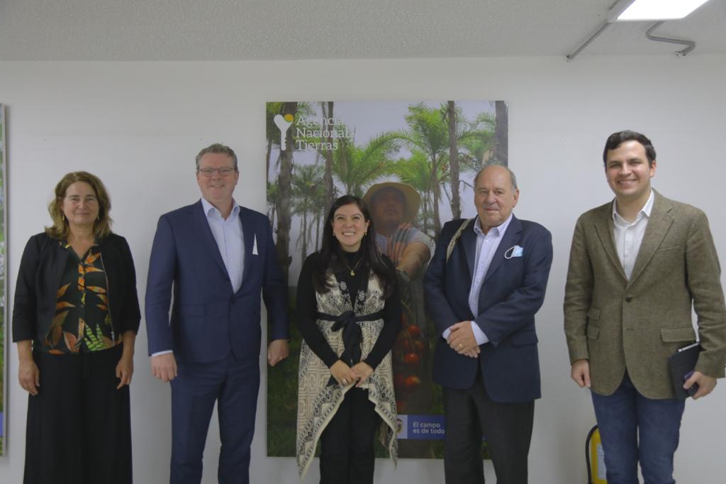 Ex directora de la ANT Myriam Martínez Cárdenas y Kees de Zeeuw, Director de Kadaster Internacional junto otros funcionarios