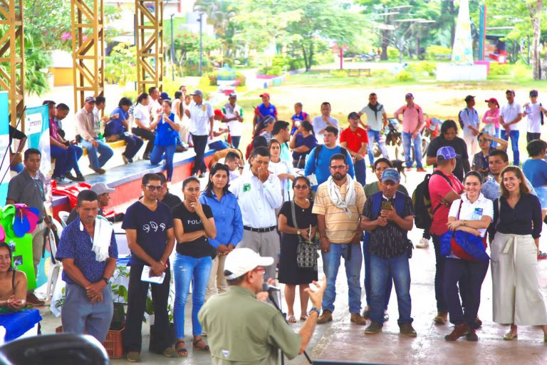Asistentes a la Feria Institucional de Servicios en La Macarena, Meta