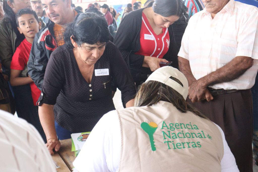 Funcionario de la ANT atendiendo las dudas de una fila de personas.