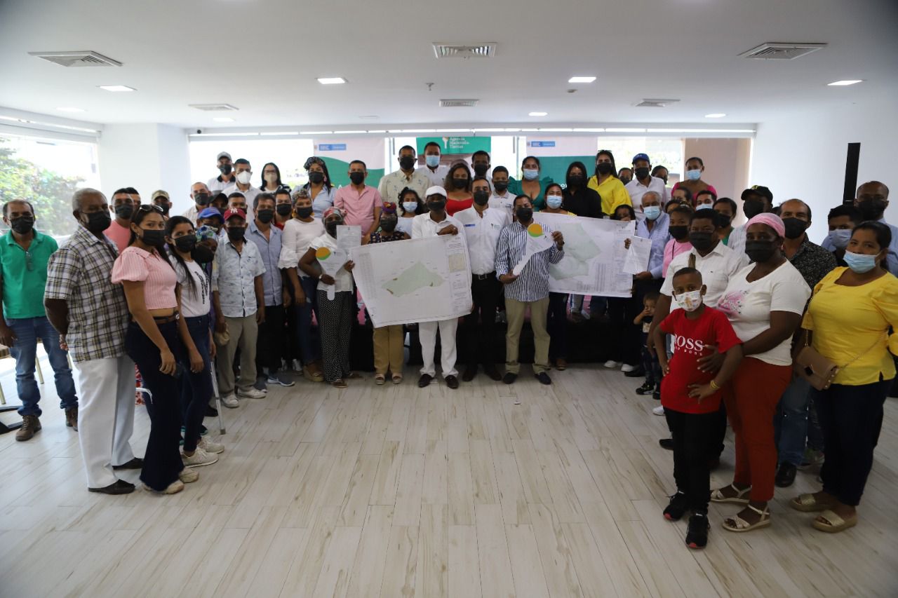 Grupo de personas de comunidades negras mostrando el titulo que recibieron por parte de la ant
