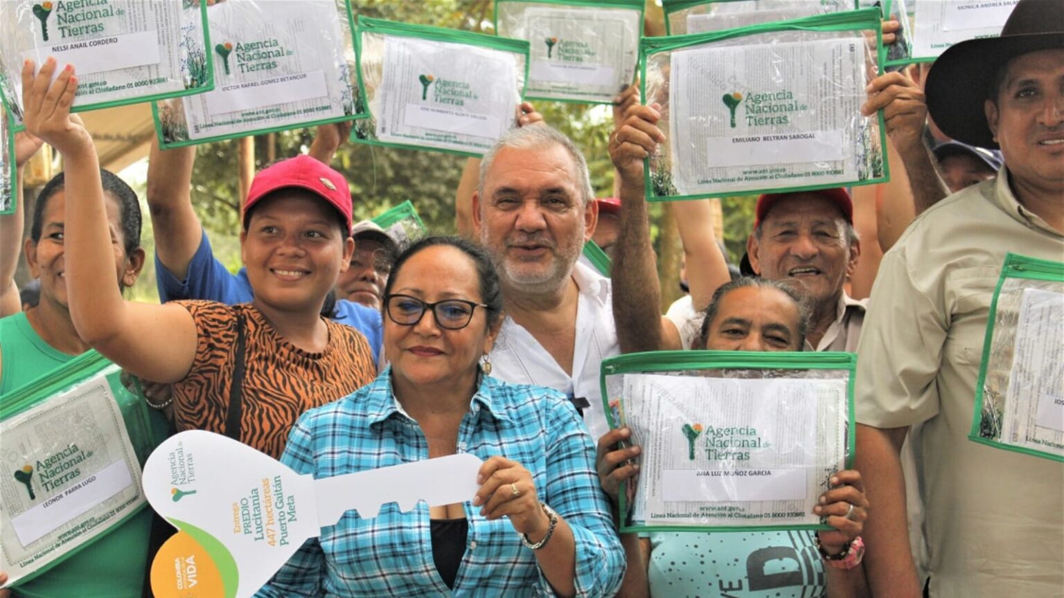Campesinos sosteniendo sus títulos celebrando, entre ellos aparece Gerardo Vega.