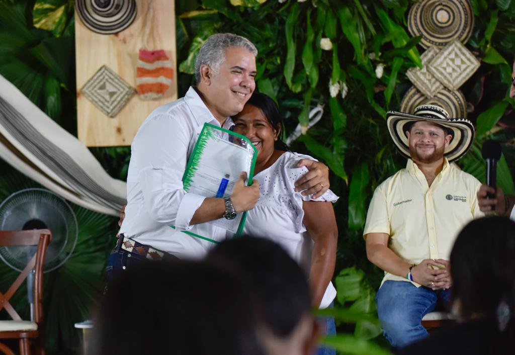 Ex presidente iván duque junto a campesina de monteria