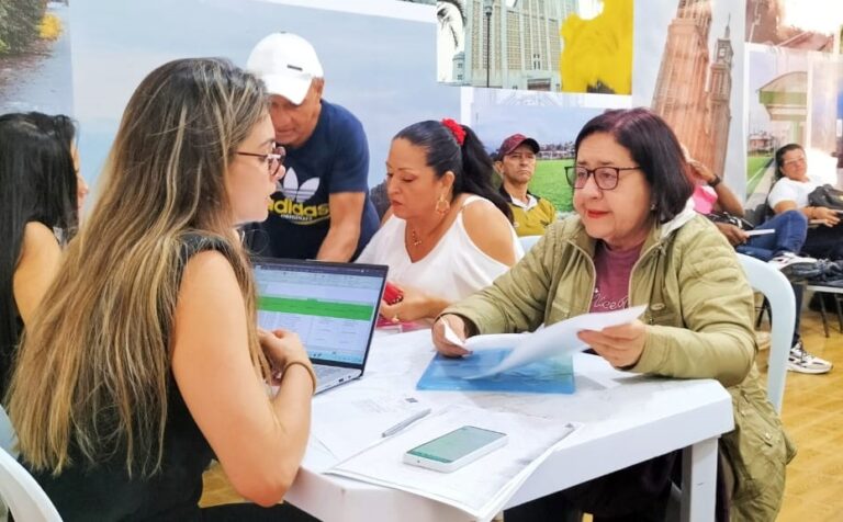 Mujer haciendo entrega de sus documentos.