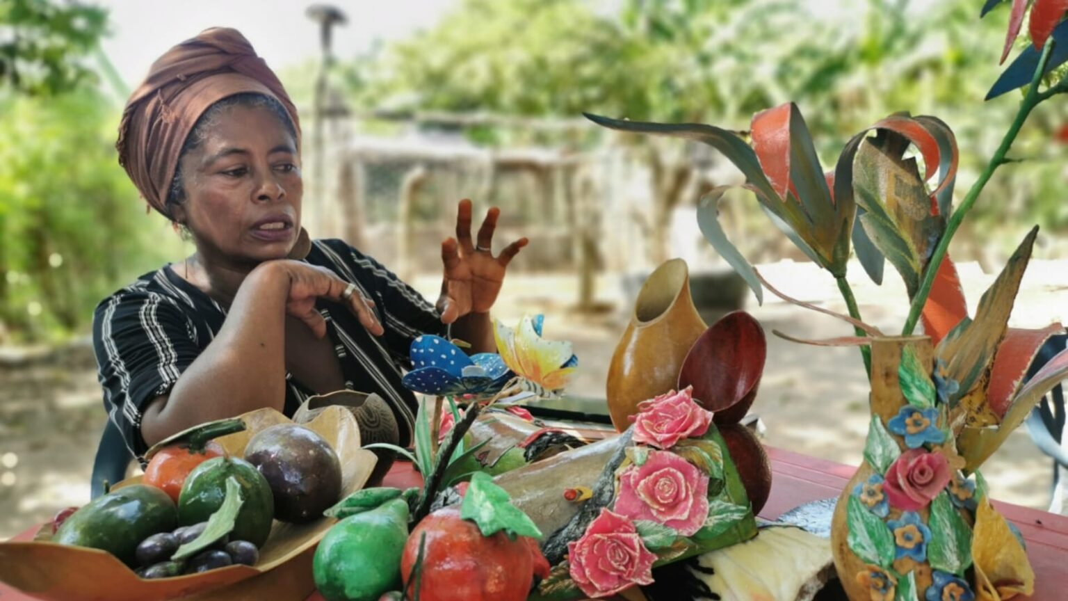 Magaly Esther Salgado con algunas de sus artesanías.