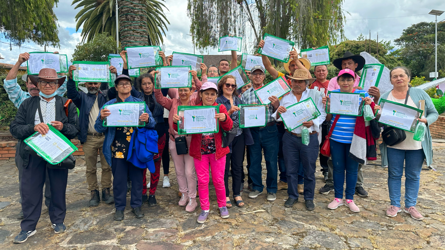 Familias campesinas de Pachavita y Chinavita, Boyacá después de recibir sus títulos
