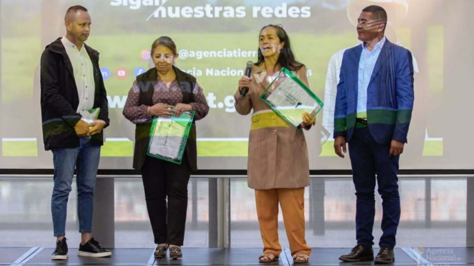 Funcionarios de ANT hacen entrega de títulos en la audiencia pública de rendición de cuentas para la vigencia 2022 – 2023