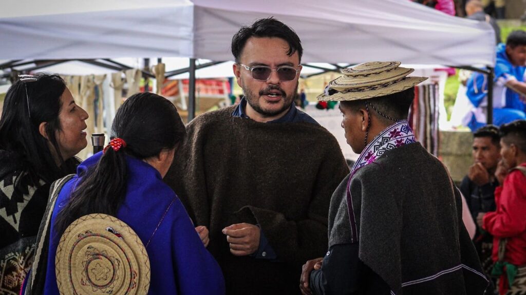 Director de la ANT conversando con mujeres indígenas.