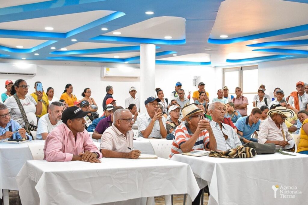 Salon con finqueros asistiendo a la rueda de negocios de la ant ofertada en bolivar