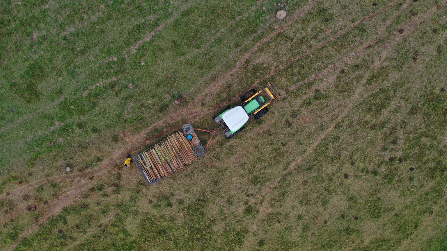 Fotografía aérea de un tractor en un terreno.