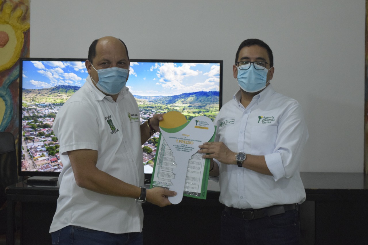 Funcionario de la ANT con funcionario de San Juan Nepomuceno