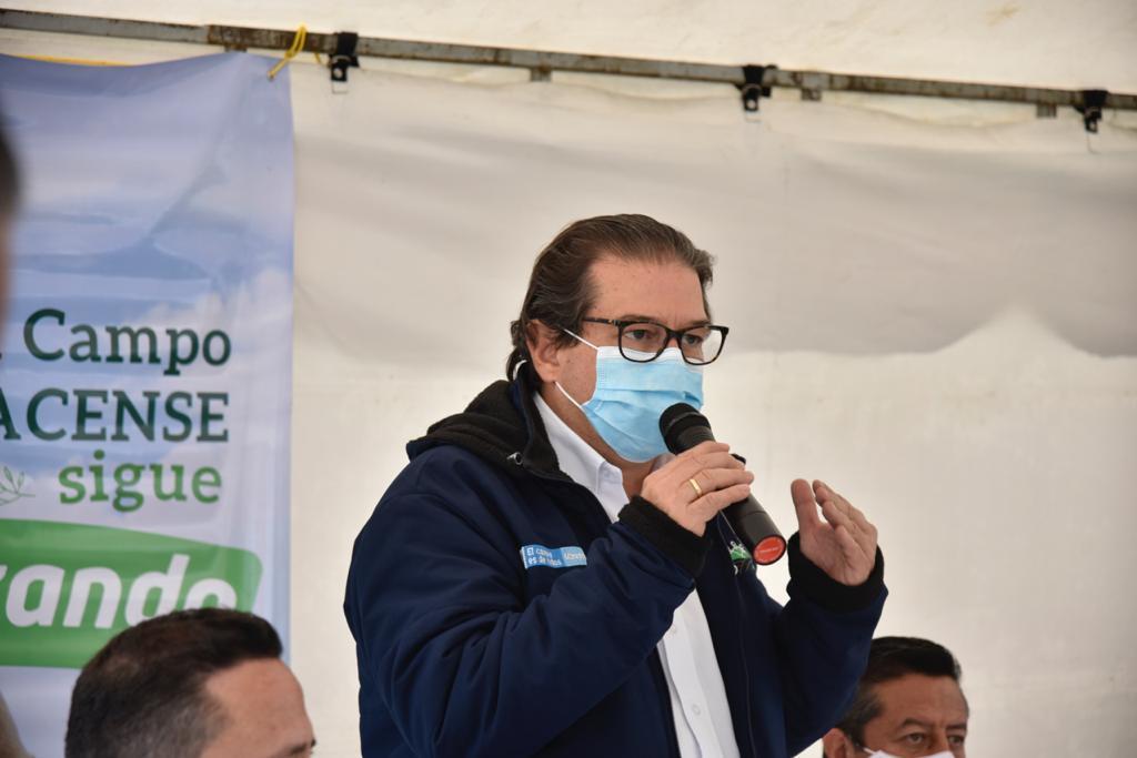 El Ministro de Agricultura y Desarrollo Rural, Rodolfo Zea Navarro, luce camisa blanca, chaqueta azul y tapabocas, y con un micrófono en su mano derecha, expone sobre la diminución de la pobreza monetaria la cual disminuyó 4,6 punto para el 2020. 